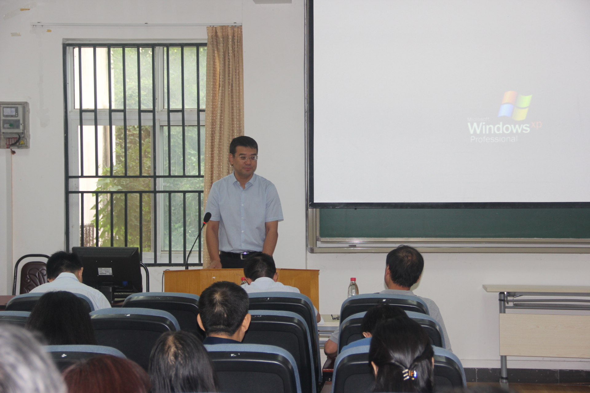 骆军代表学校宣读郭美德同志聘任文件