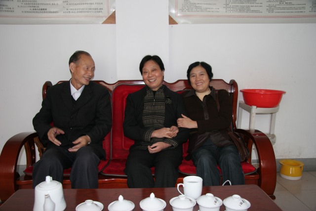 1984级许昌函授班优秀毕业生代表(左一:特级教师、曾宪梓奖获得者陈玉亭,左二:特级教师、曾宪梓奖获得者王坤英,右:特级教师汤晓玉)